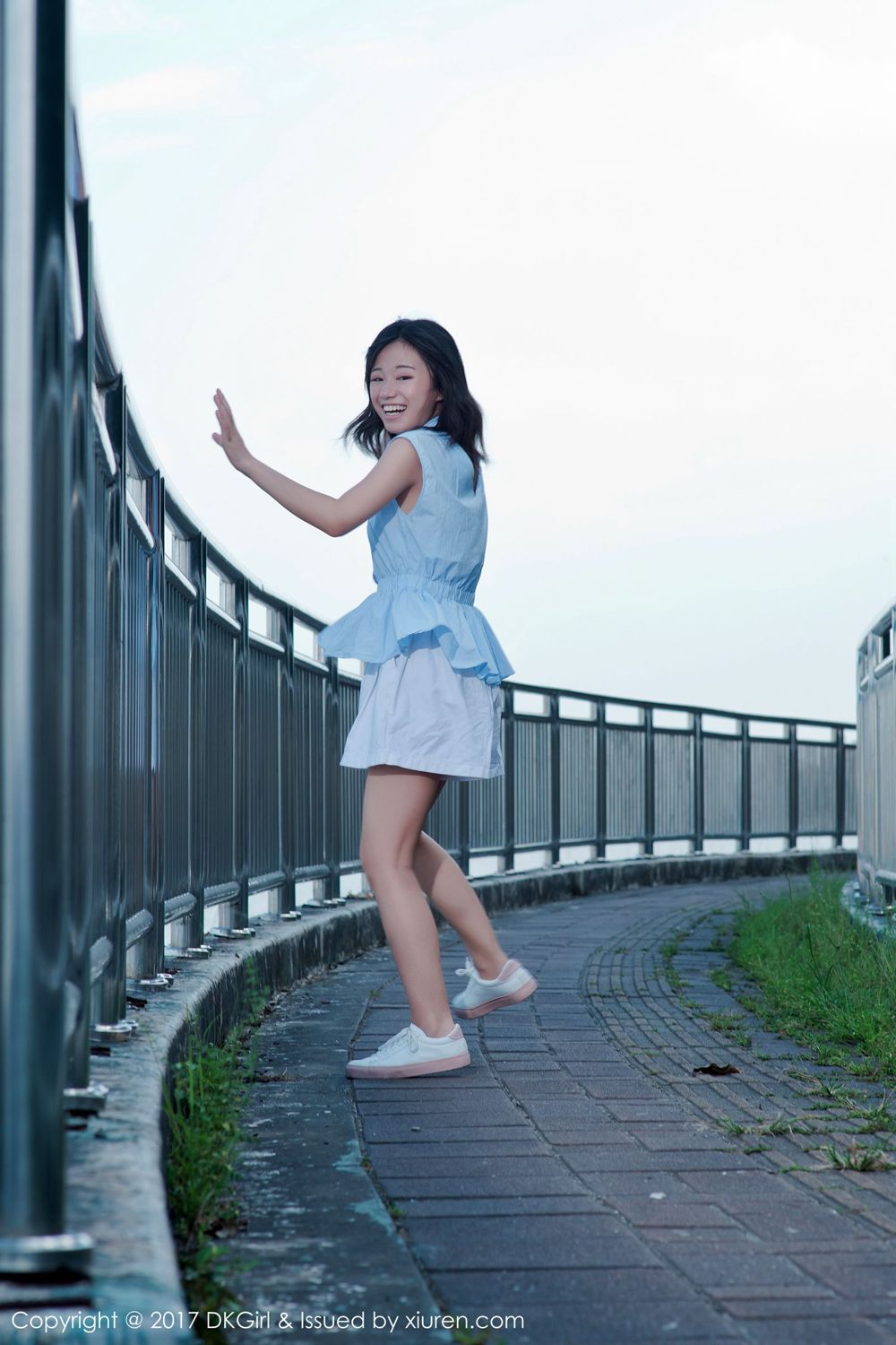 童颜美女仓井优香 户外露出江边场景