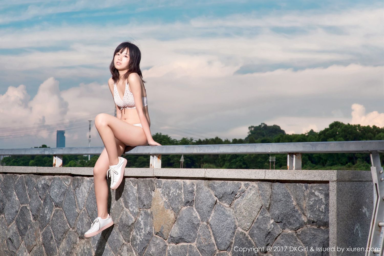 童颜美女仓井优香 户外露出江边场景