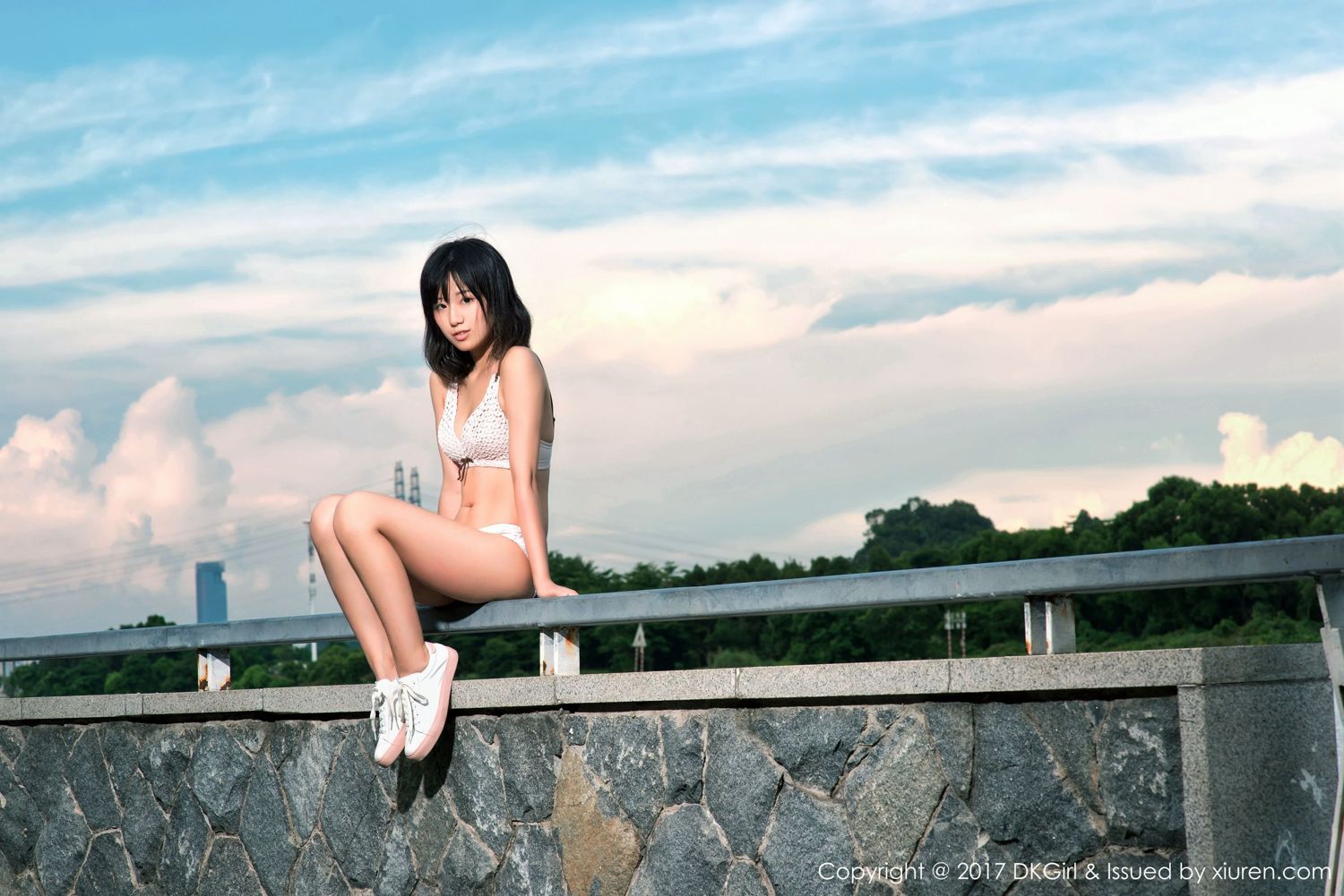童颜美女仓井优香 户外露出江边场景