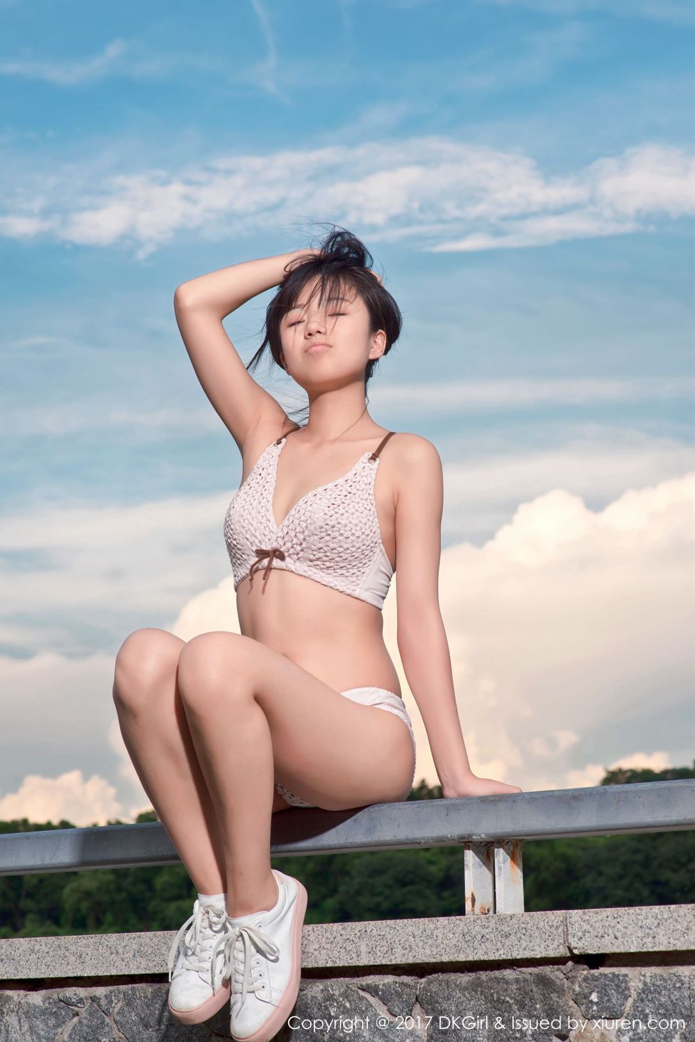 童颜美女仓井优香 户外露出江边场景
