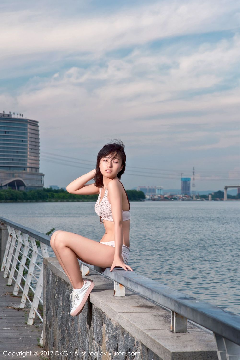 童颜美女仓井优香 户外露出江边场景