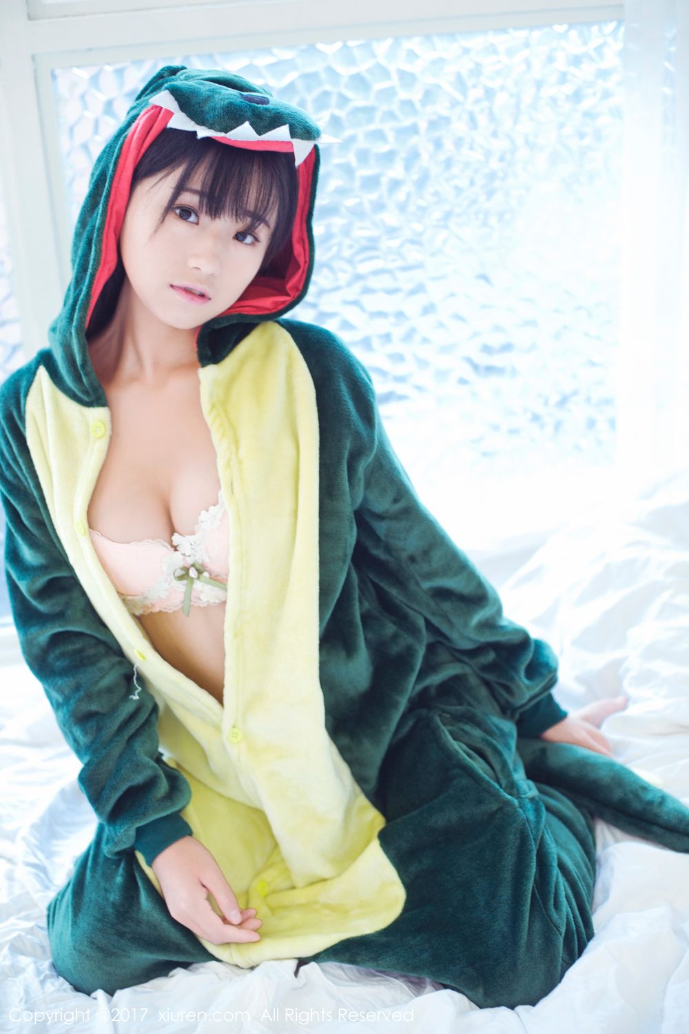 稚气未脱仓井优香 小恐龙睡袍比基尼