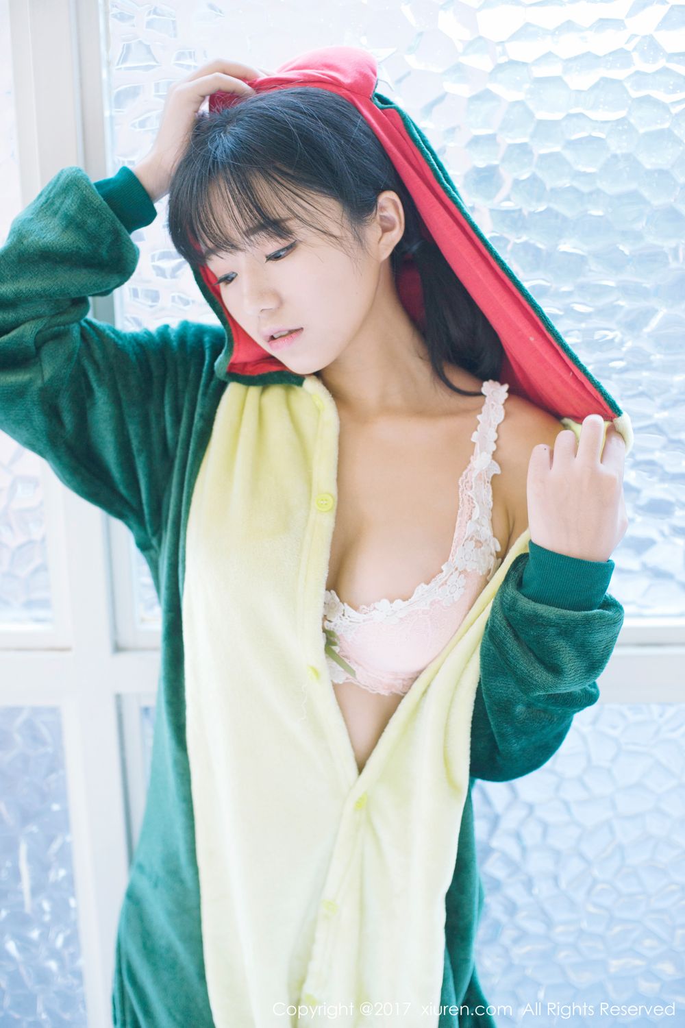 稚气未脱仓井优香 小恐龙睡袍比基尼