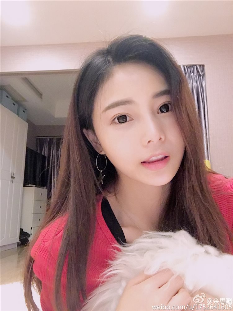 余思瞳- “咔哒女神”微博精选美图