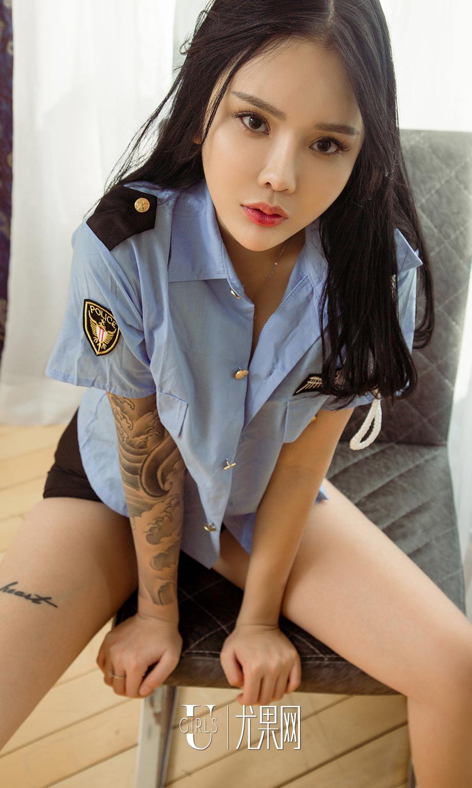 妥妥- [尤果圈爱尤物]高清写真图 VOL.662 花臂警花