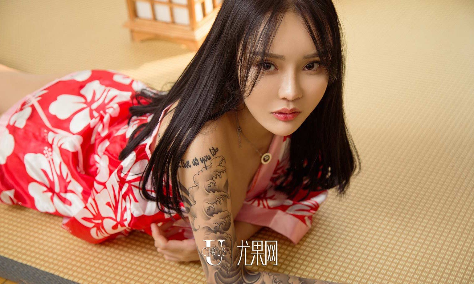 妥妥- [尤果圈爱尤物]高清写真图 VOL.662 花臂警花