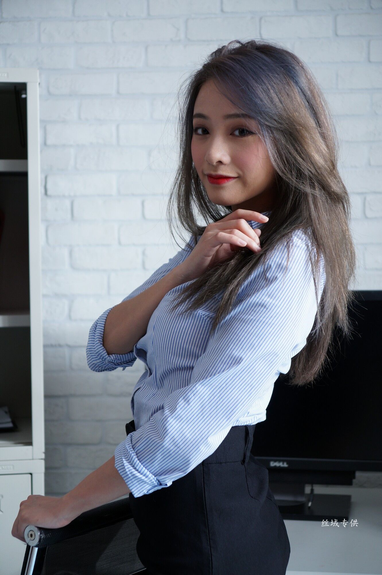 [台湾网美]高清写真图 萧卉君(闪亮亮Iris) OL