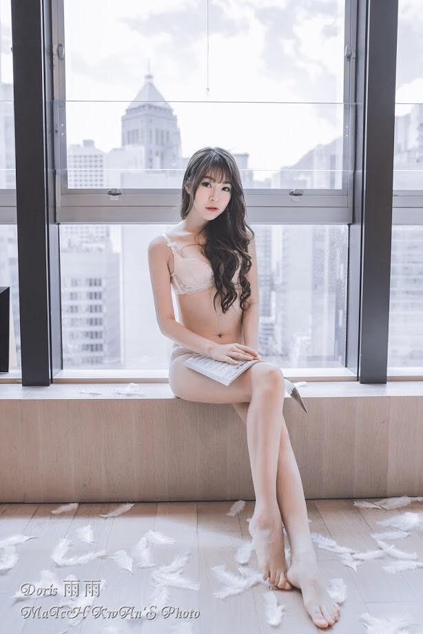 长腿睡美人蔡雨雨 102公分的美腿私房照