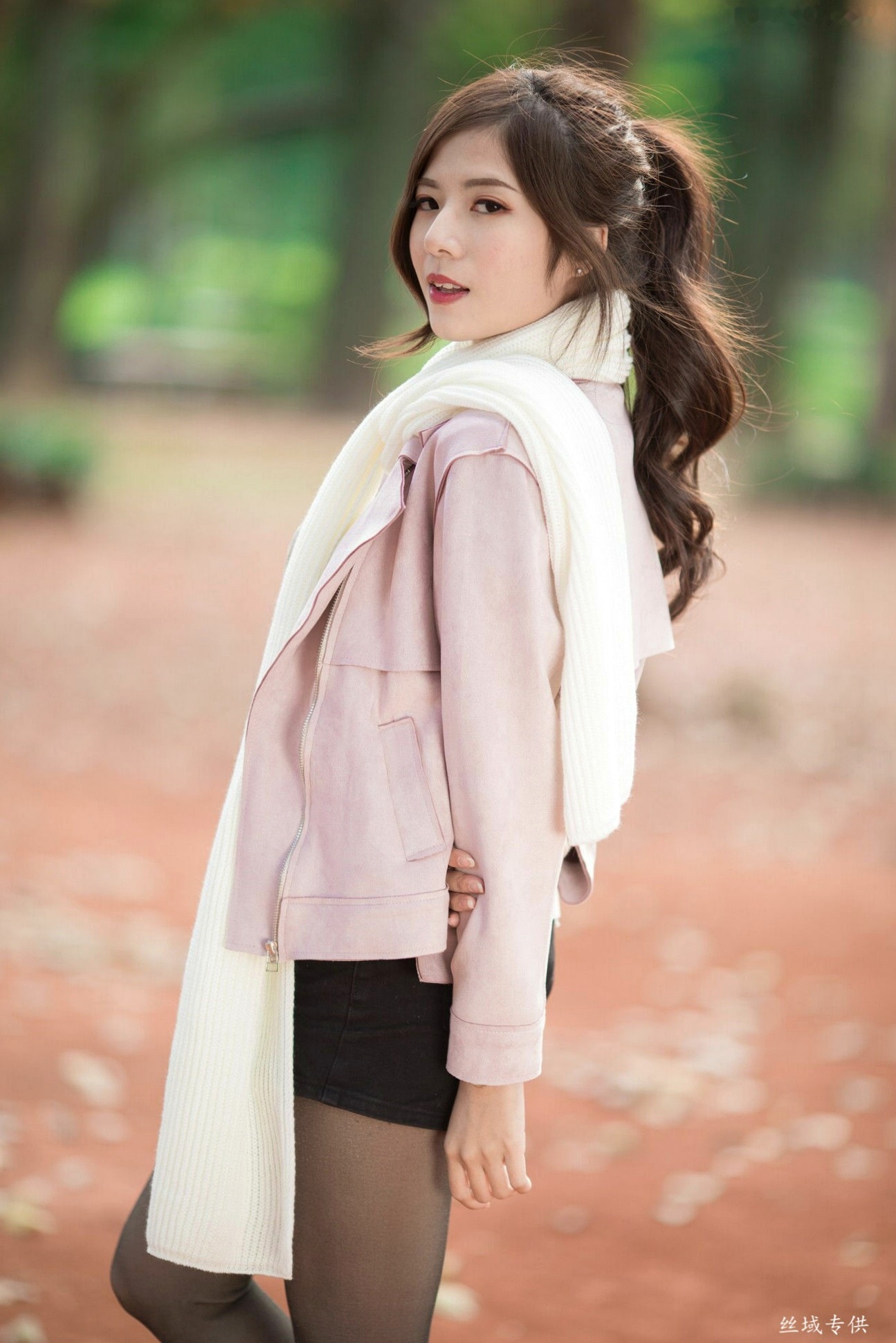 Gallery - 台湾正妹方唯真《青年公园》唯美户外丝袜写真，清新甜美冬日时尚穿搭台湾清新气质户外治愈系 Chubby唯真女神私房照_秀色女神 - image 32