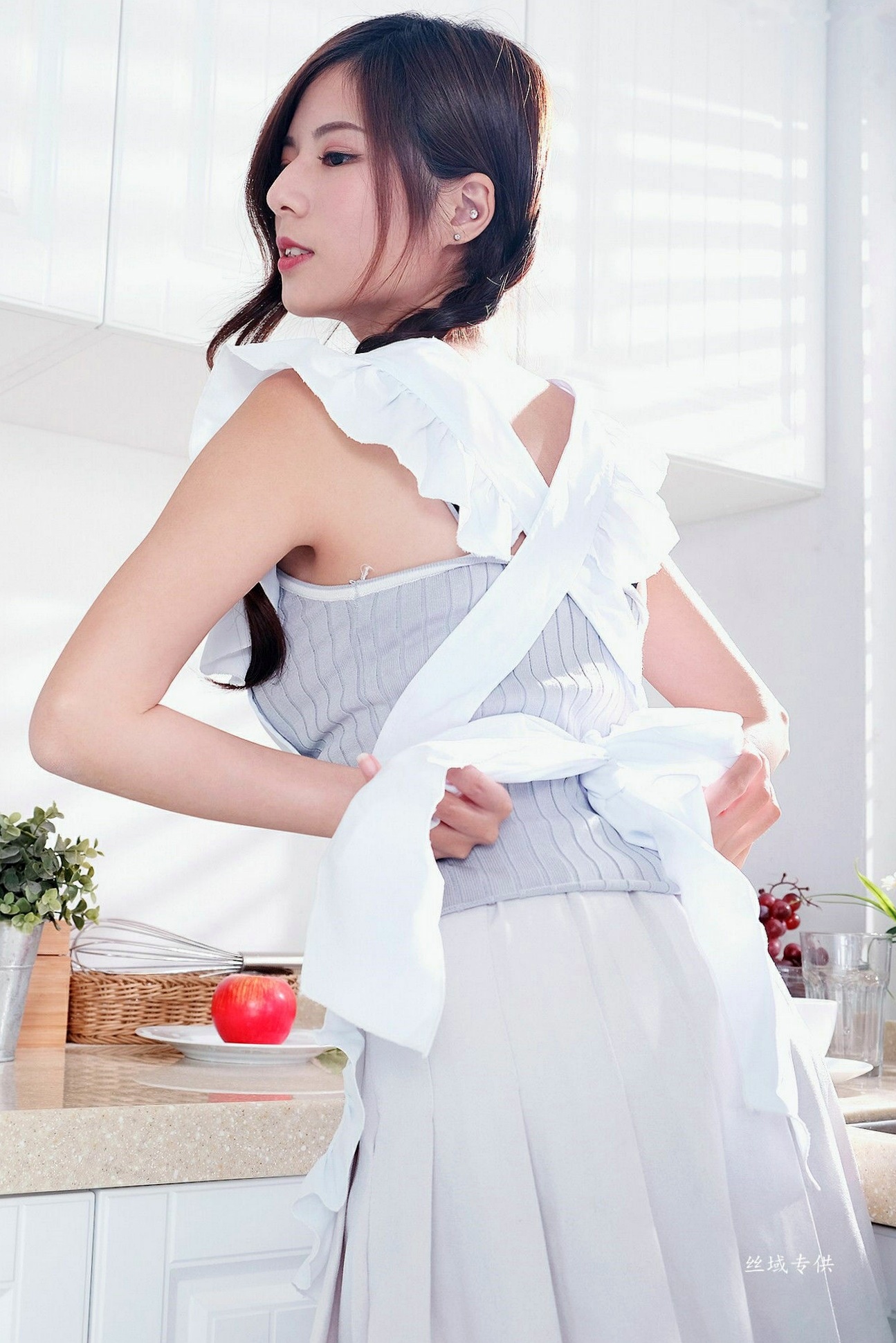 Gallery - 台湾正妹方唯真Chubby写真集：俏厨娘居家清新风与酷飒女警制服诱惑系列台湾制服角色扮演清纯气质 Chubby唯真女神私房照_秀色女神 - image 5