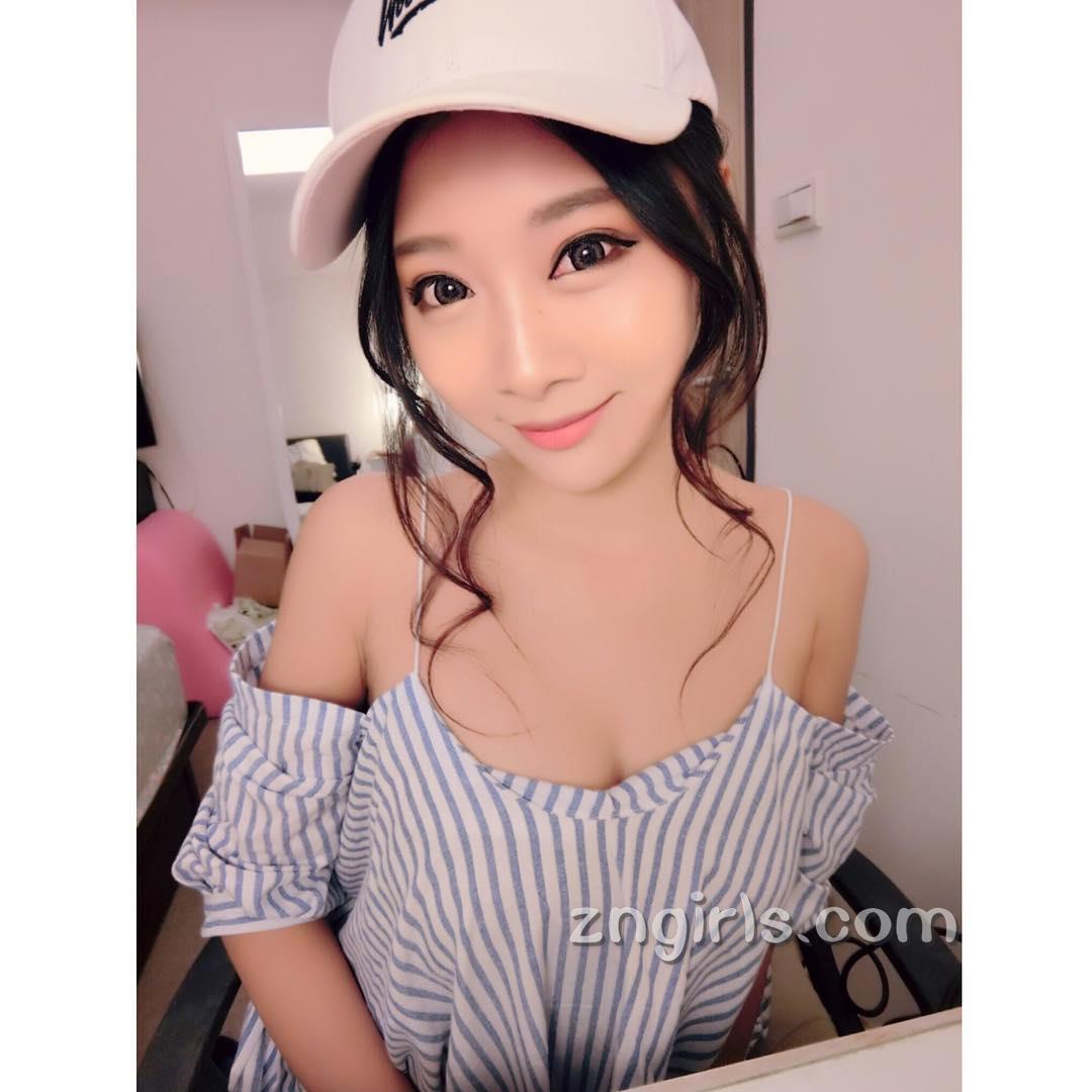 欧牙牙 超有爱心的美艳巴掌脸正妹