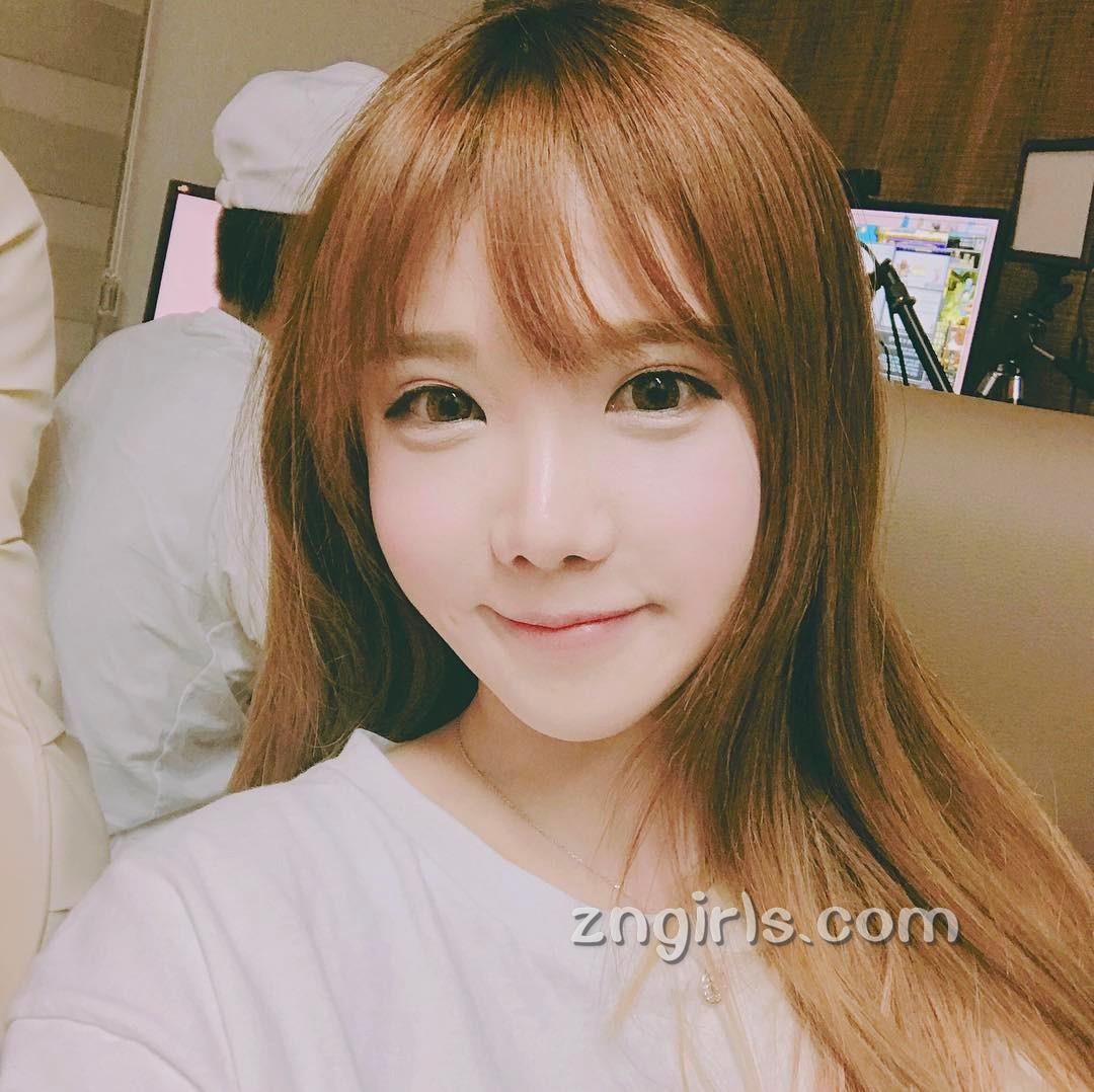 韩国萝莉料理家素珍 倾心于各种美食小吃