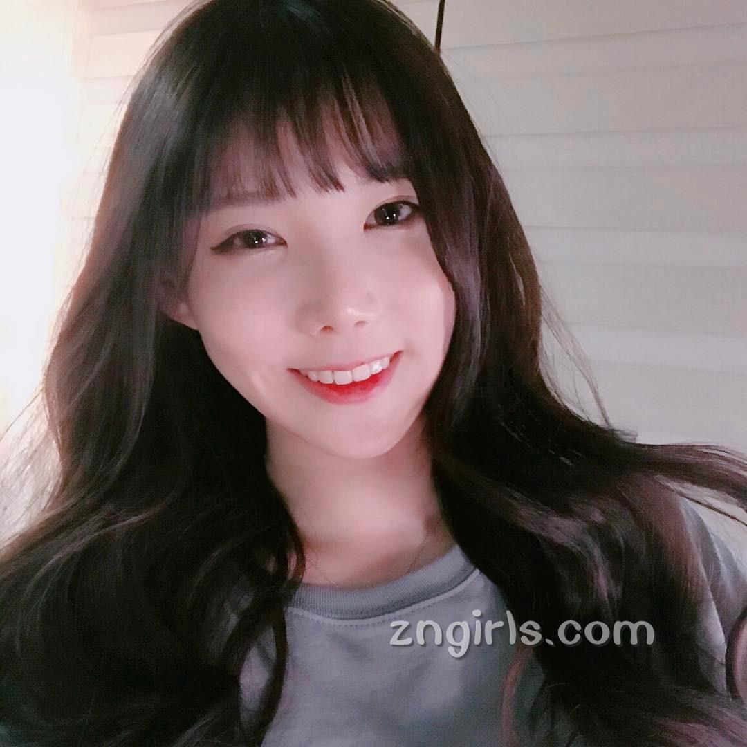 韩国萝莉料理家素珍 倾心于各种美食小吃
