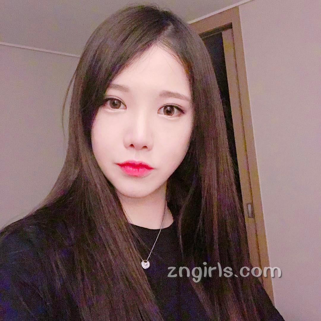 韩国萝莉料理家素珍 倾心于各种美食小吃