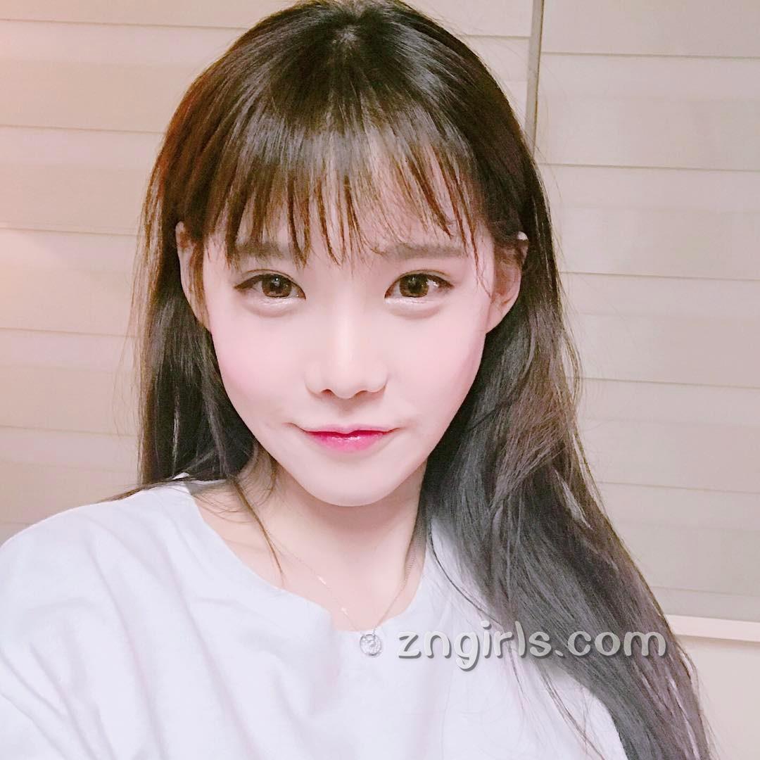韩国萝莉料理家素珍 倾心于各种美食小吃