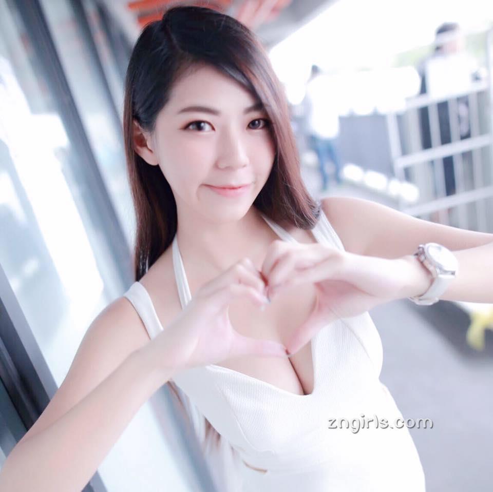 人气SG正妹邱冰冰 场内场外的白皙美人