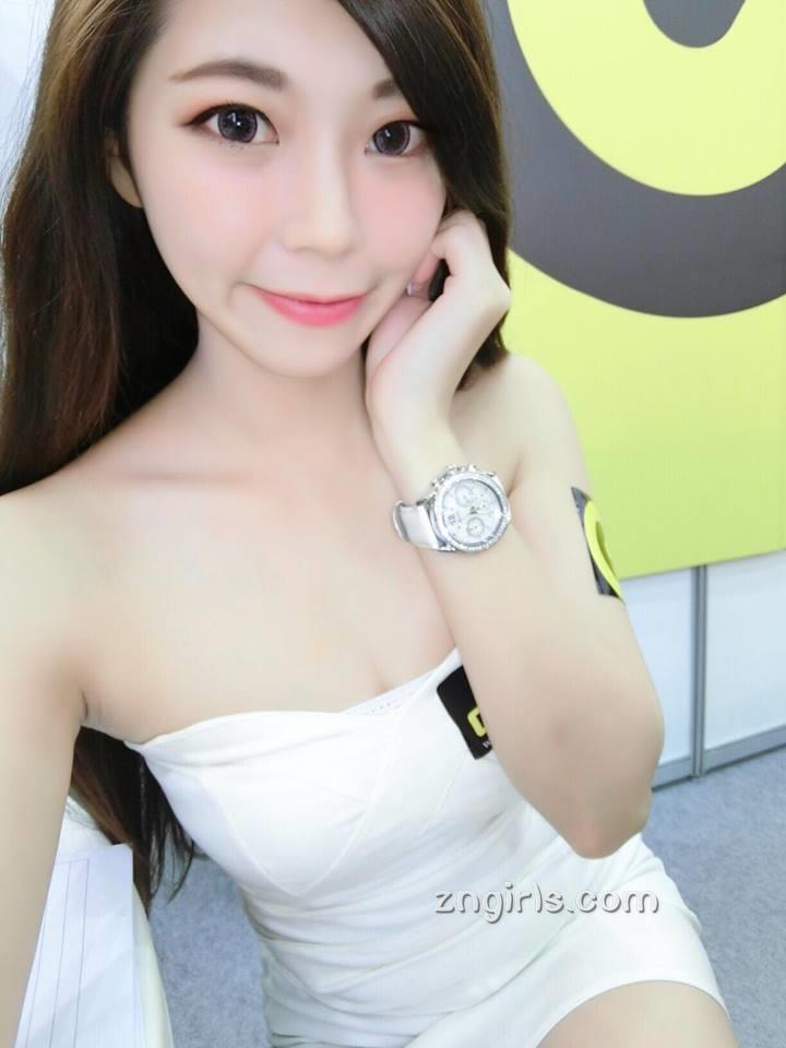 人气SG正妹邱冰冰 场内场外的白皙美人