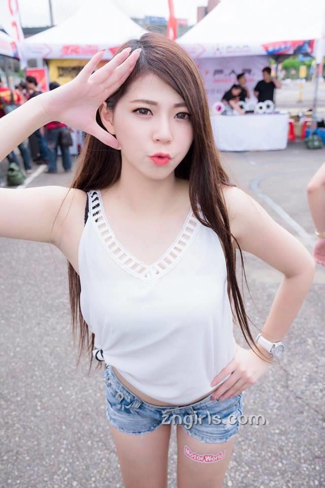 人气SG正妹邱冰冰 场内场外的白皙美人