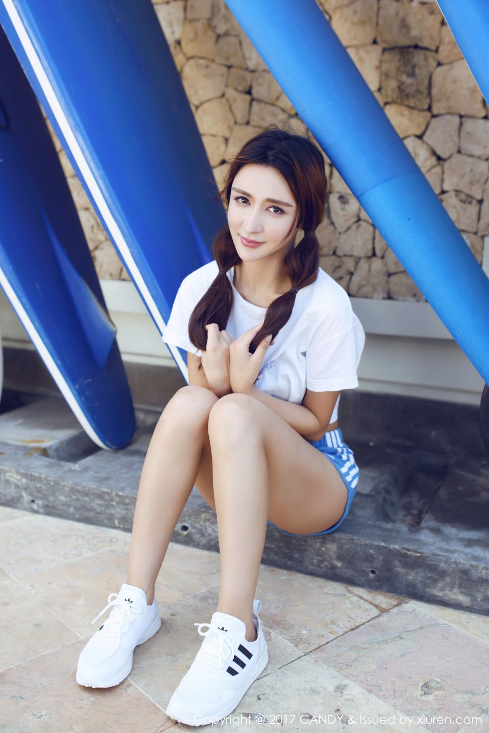 双马尾气质美女伊莉娜 沙滩美腿秀混血魅力