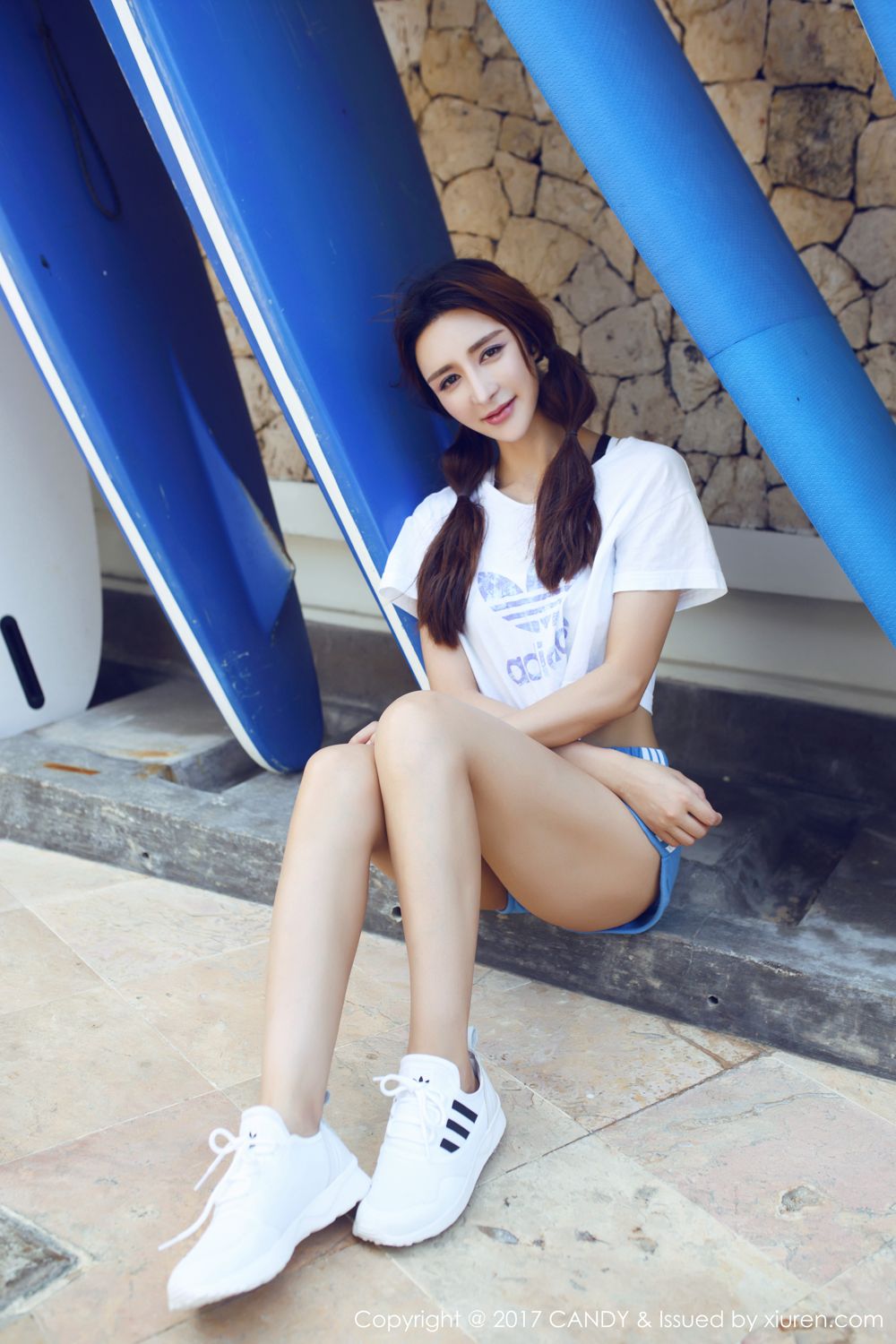 双马尾气质美女伊莉娜 沙滩美腿秀混血魅力
