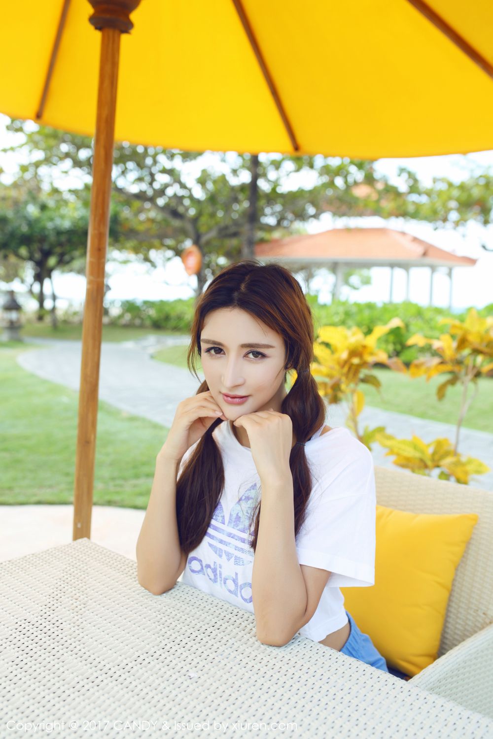 双马尾气质美女伊莉娜 沙滩美腿秀混血魅力