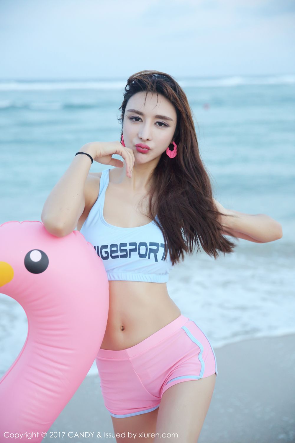 双马尾气质美女伊莉娜 沙滩美腿秀混血魅力