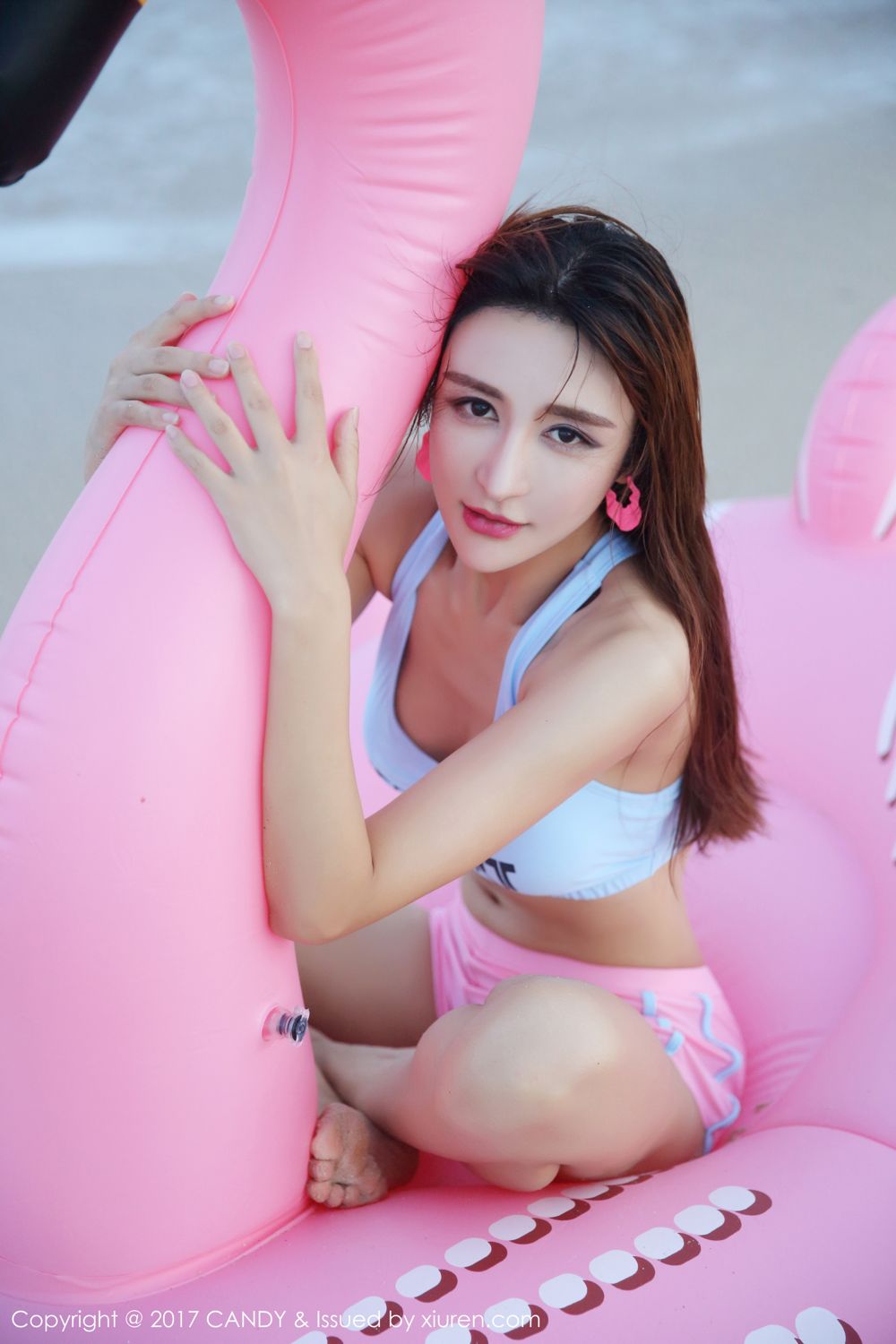 双马尾气质美女伊莉娜 沙滩美腿秀混血魅力