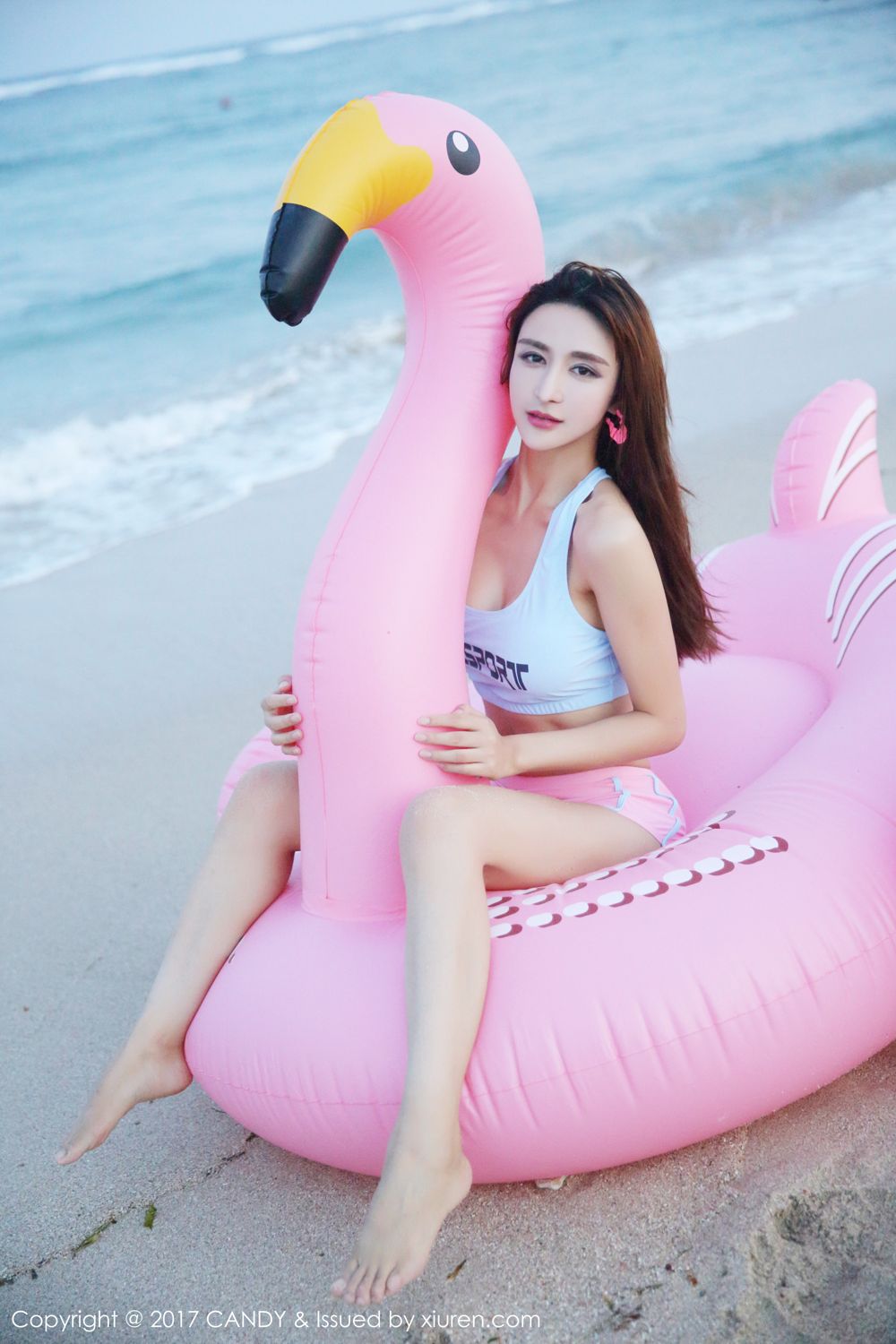 双马尾气质美女伊莉娜 沙滩美腿秀混血魅力