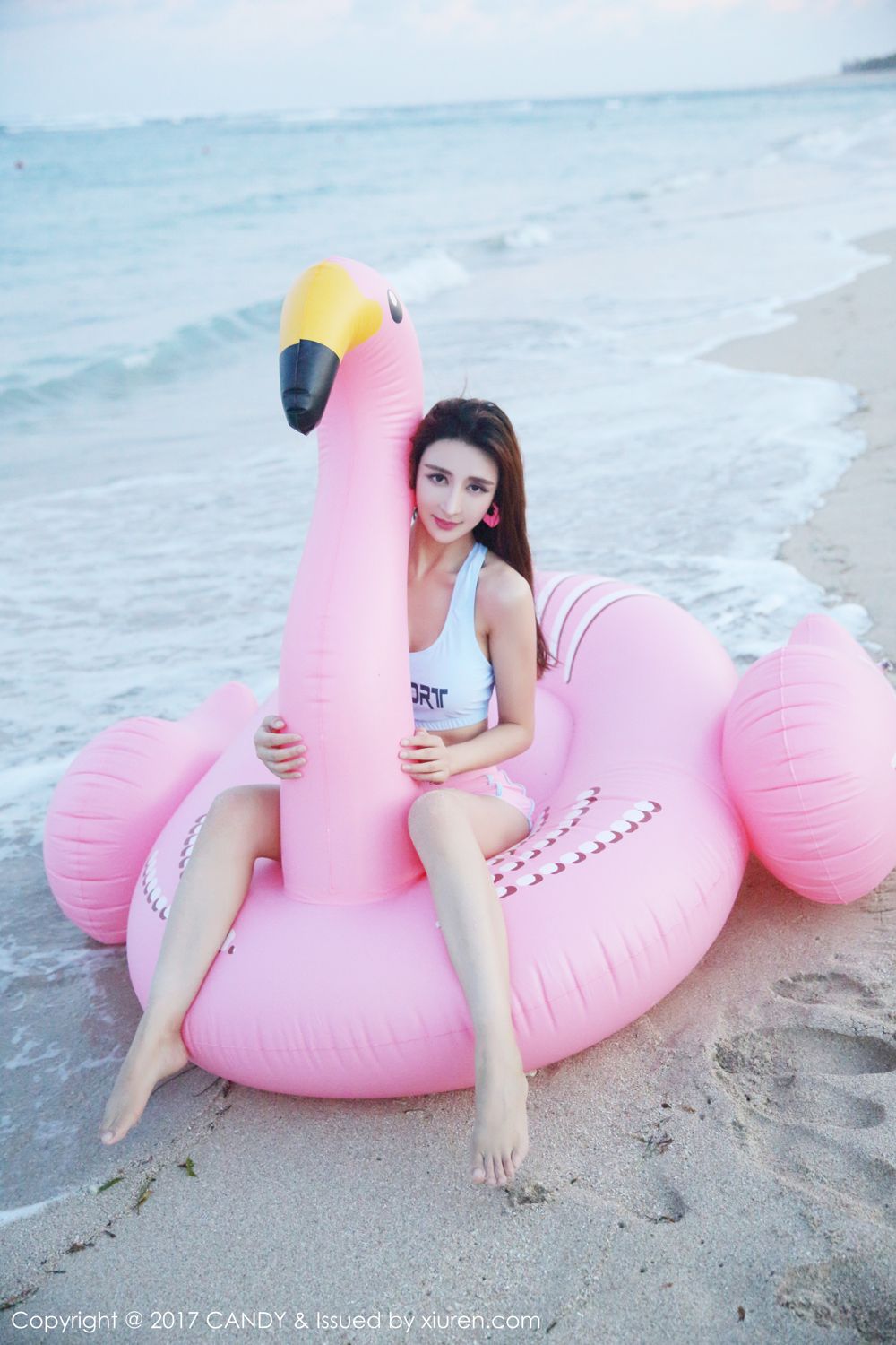 双马尾气质美女伊莉娜 沙滩美腿秀混血魅力