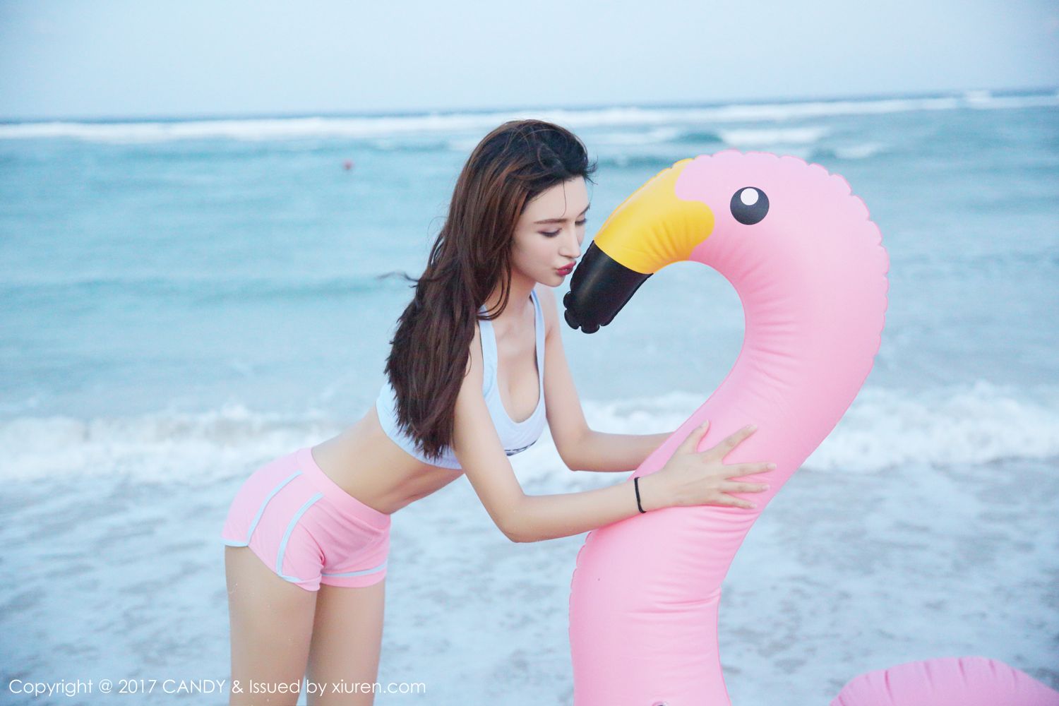 双马尾气质美女伊莉娜 沙滩美腿秀混血魅力