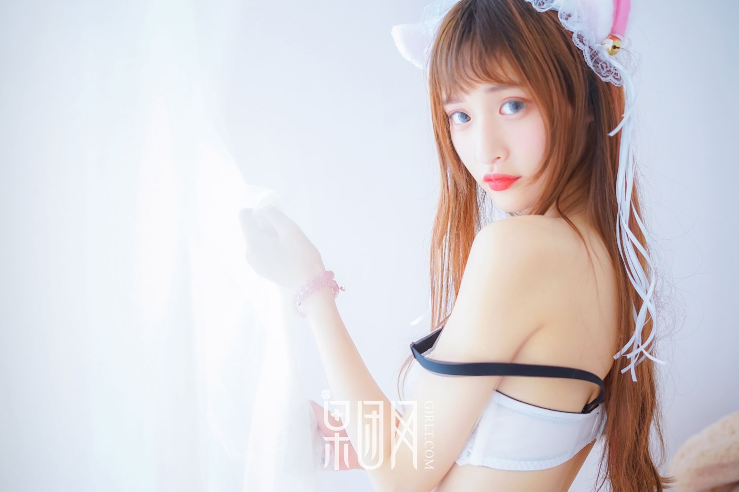 青春少女露香肩美背 little贝壳大玩cosplay