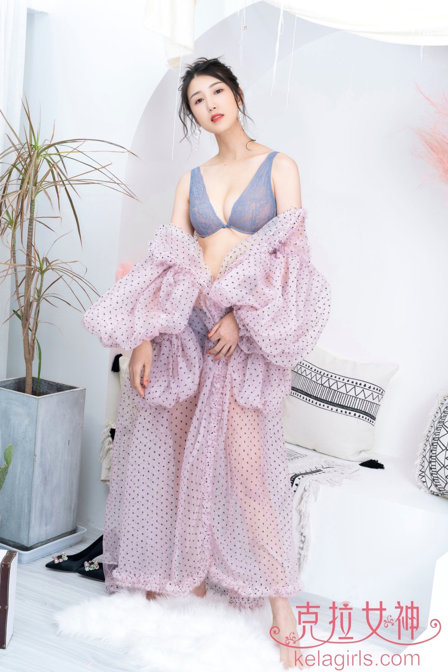 Gallery - KelaGirls克拉女神-2020.07.10-王睿-《艳紫芬芳》室内私房写真，身穿波点轻纱透视装，演绎温柔气质居家风，尽显曼妙身姿私房照气质性感极品 王睿女神私房照_秀色女神 - image 12