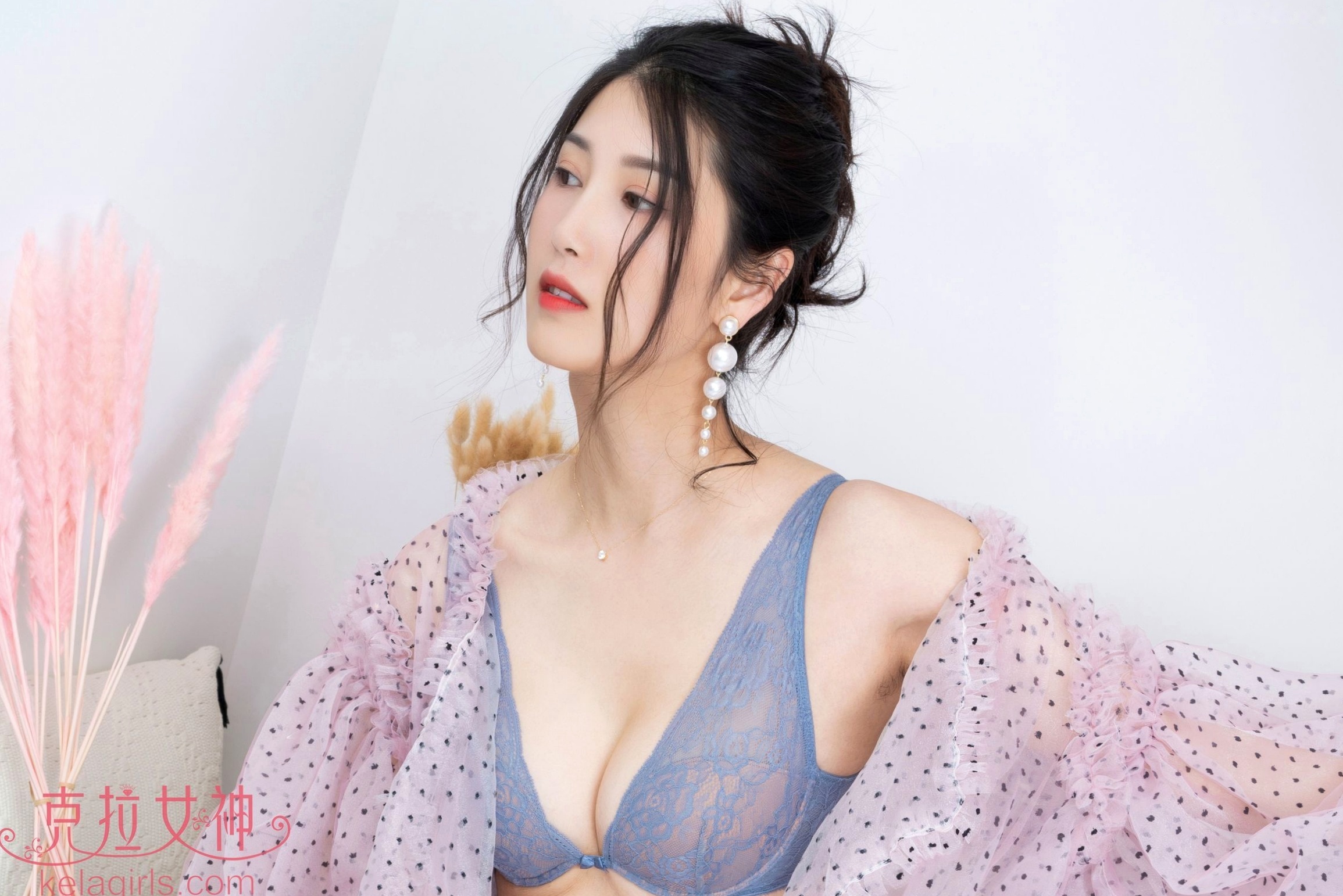 Gallery - KelaGirls克拉女神-2020.07.10-王睿-《艳紫芬芳》室内私房写真，身穿波点轻纱透视装，演绎温柔气质居家风，尽显曼妙身姿私房照气质性感极品 王睿女神私房照_秀色女神 - image 18
