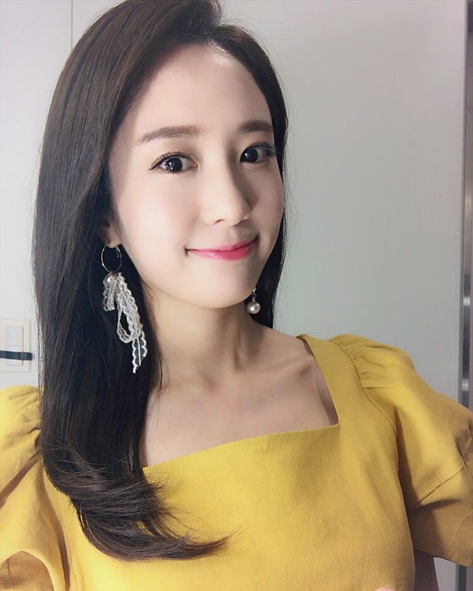 体育美女播报员郑珠姬 气质高雅身材高挑