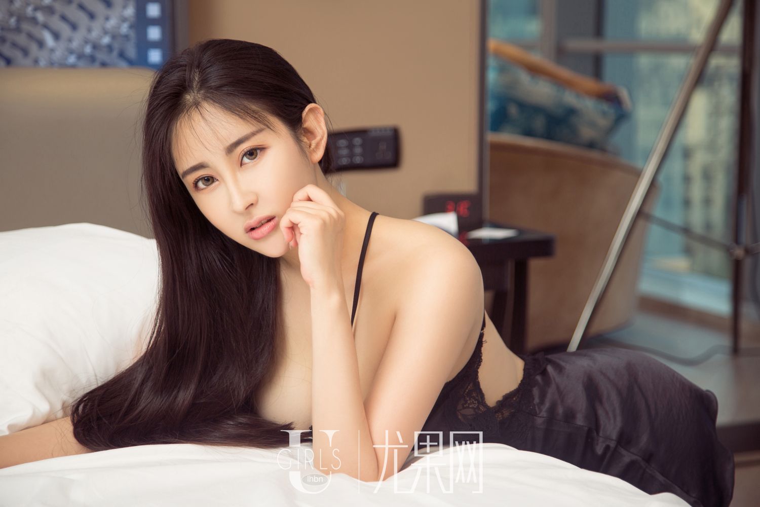 孟思雨秀完美身形 黑白蕾丝空姐告白