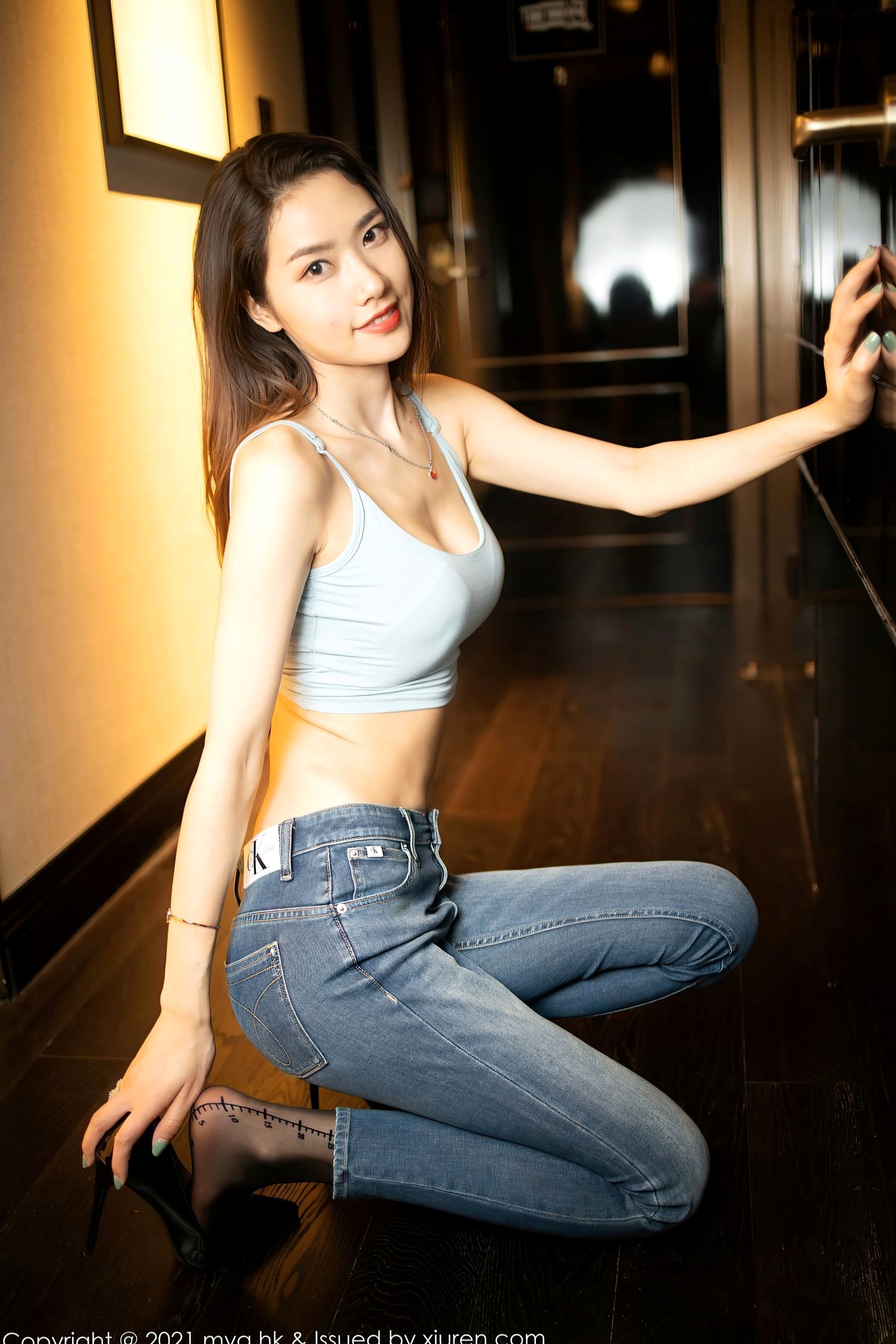 Gallery - MyGirl美媛馆-567-方子萱：江浙沪旅拍，穿搭淡灰吊带背心与牛仔裤，黑丝丝滑诱惑，呈现极致美臀线与都市私房美学美媛馆性感美腿丝袜私房照 方子萱女神私房照_秀色女神 - image 3