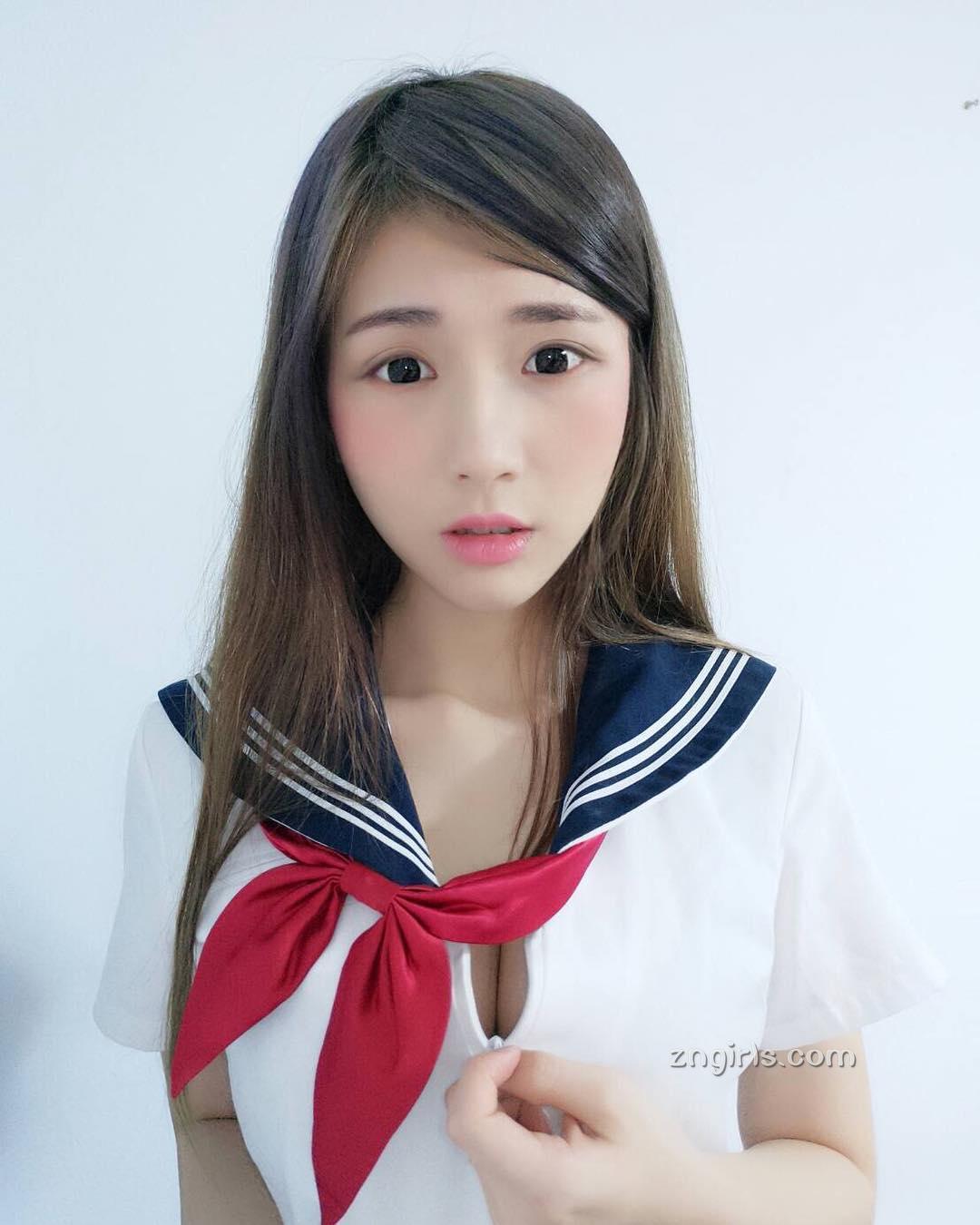 谢薇安Vivian- 台湾正妹大秀深邃事业线