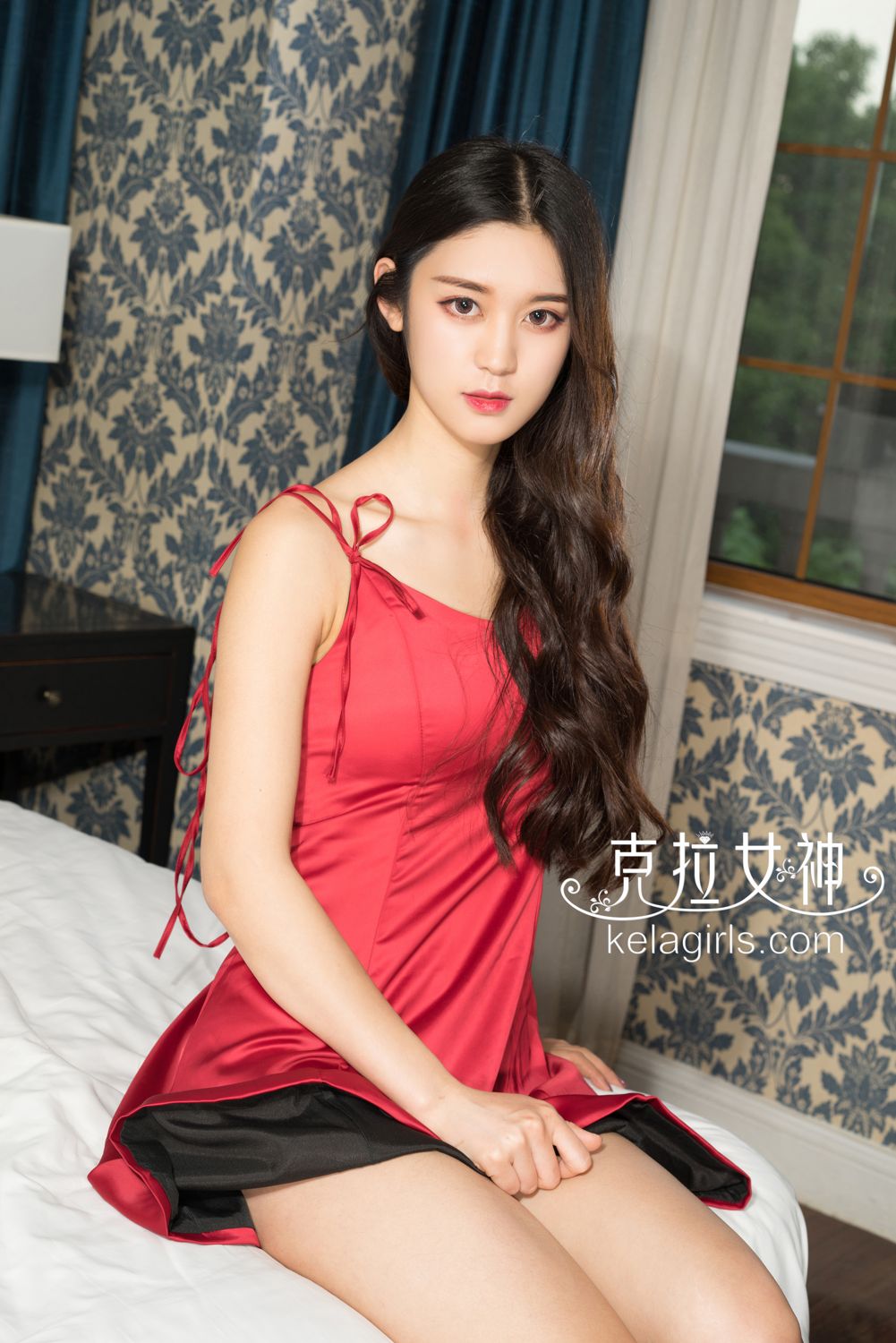 红衣女神汤怡 《睡裙里の欲望》