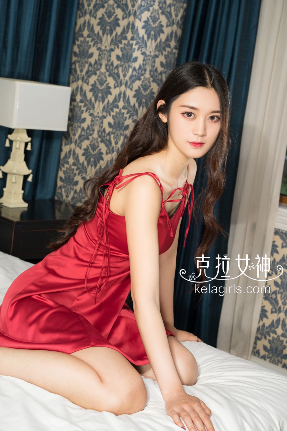 红衣女神汤怡 《睡裙里の欲望》