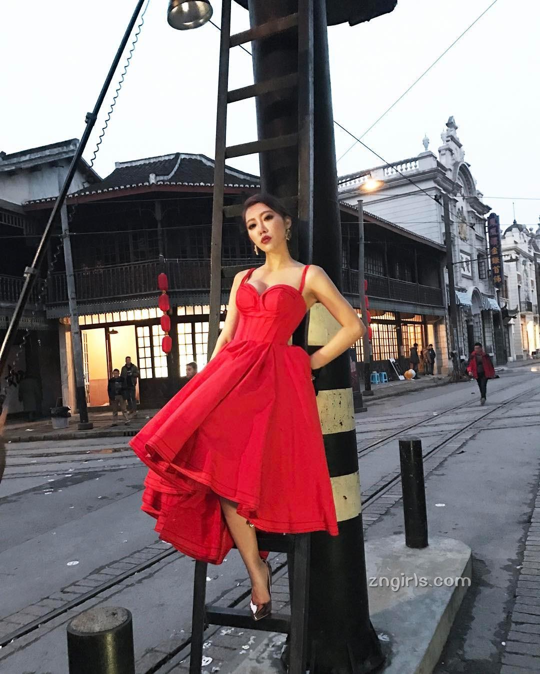 迷幻妖精唐琦琦 美胸马甲线相得益彰