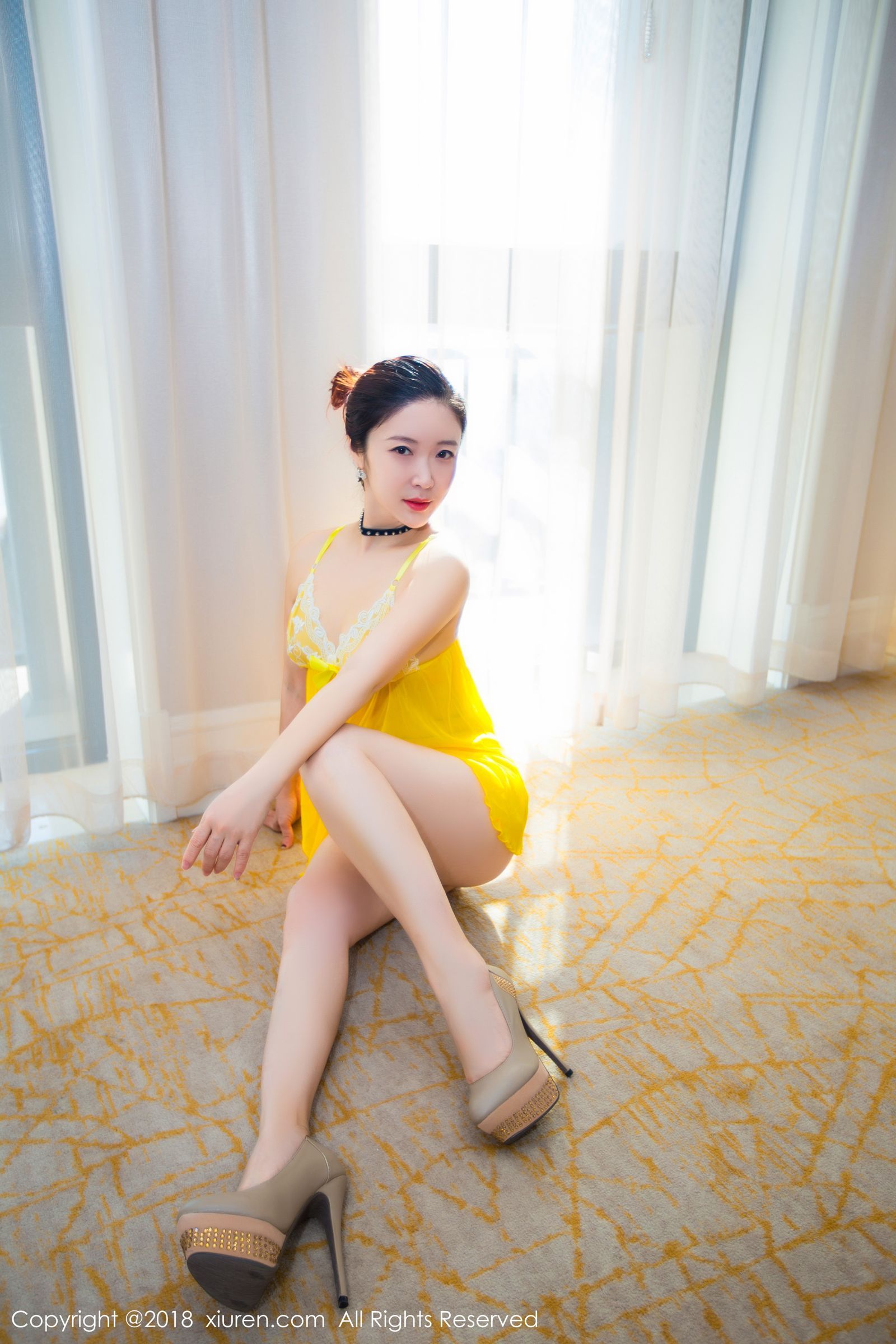 妩媚模特西希白兔 女仆装与透视吊带