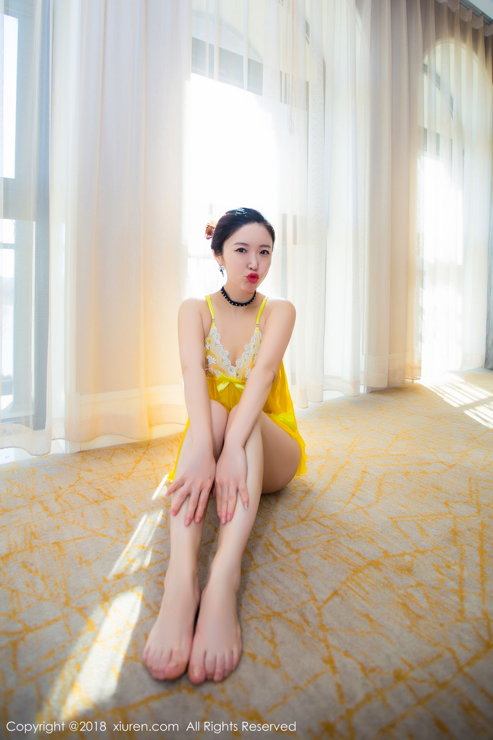 妩媚模特西希白兔 女仆装与透视吊带