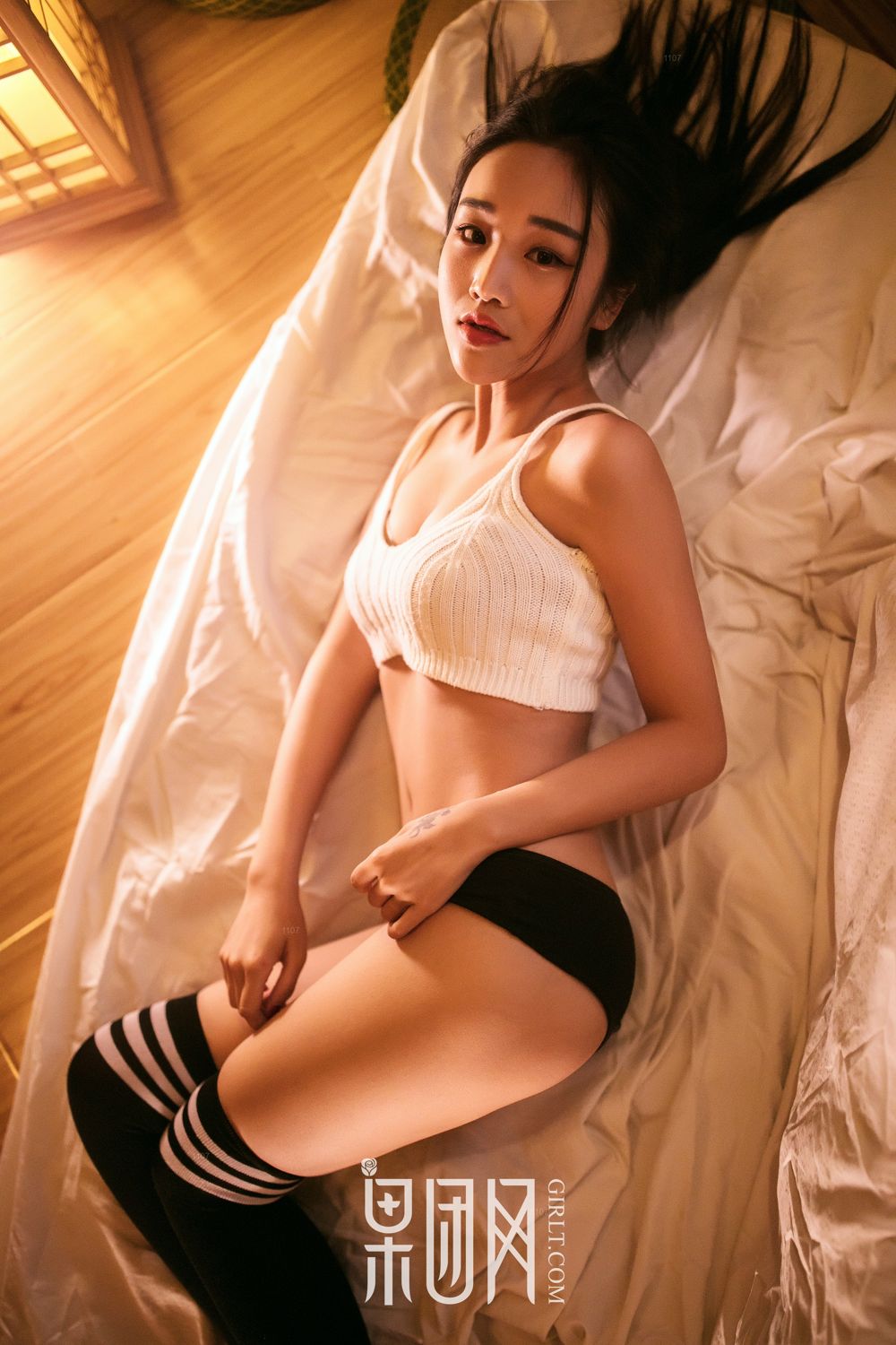 痴情少女衣衫不整 姿容曼妙惹人怜爱