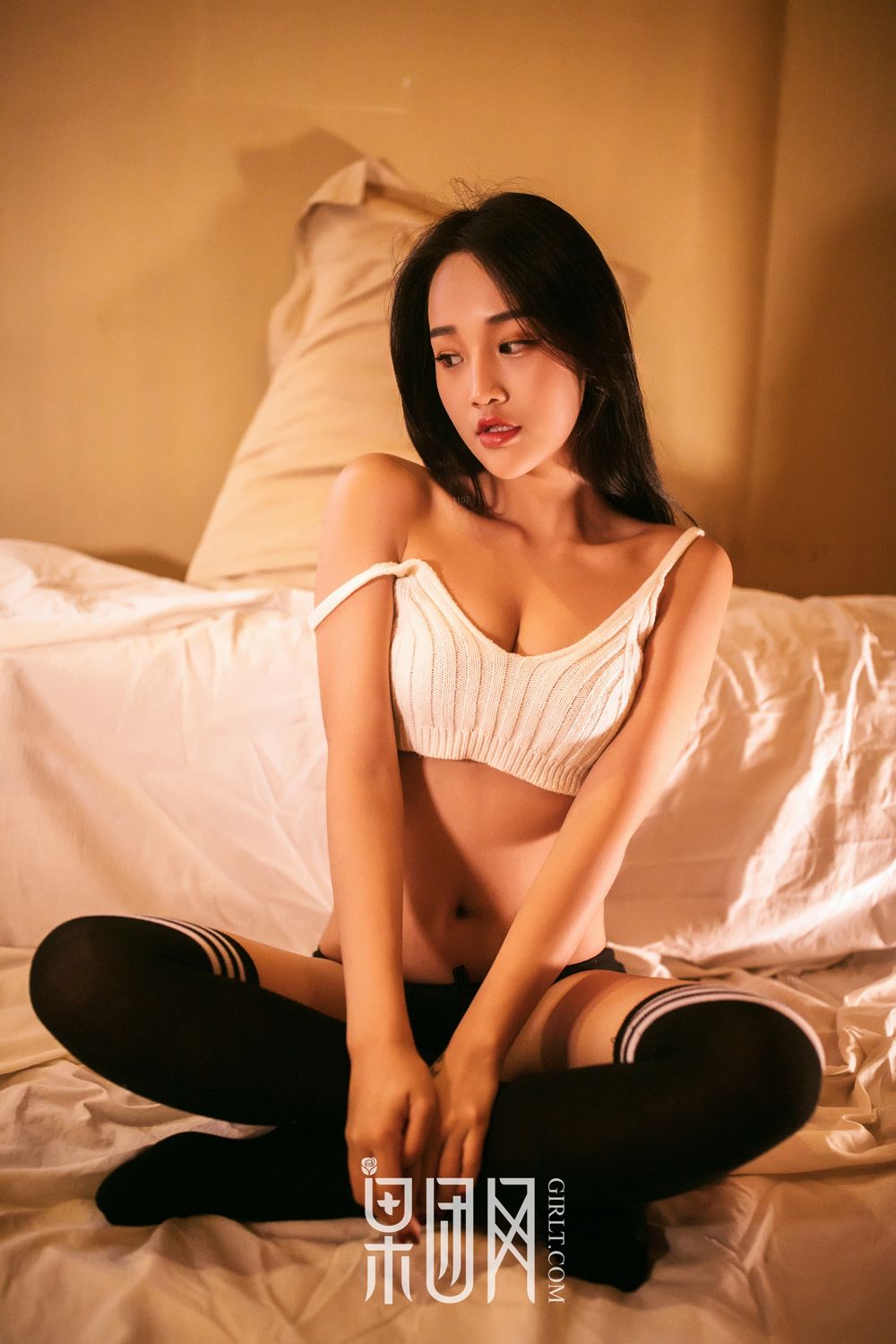 痴情少女衣衫不整 姿容曼妙惹人怜爱