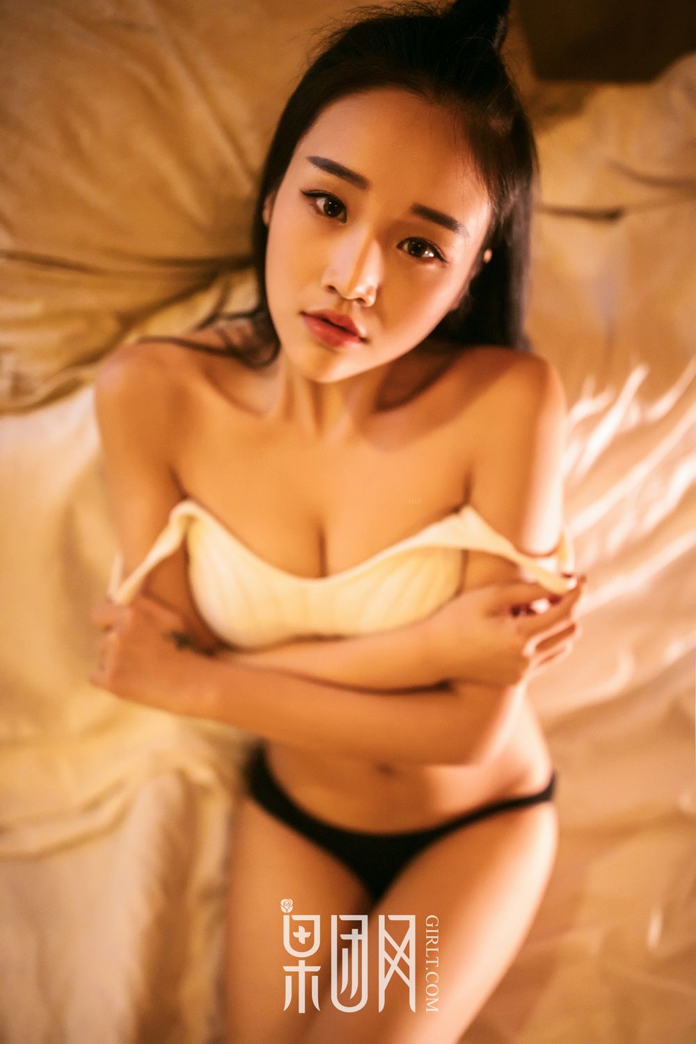 痴情少女衣衫不整 姿容曼妙惹人怜爱