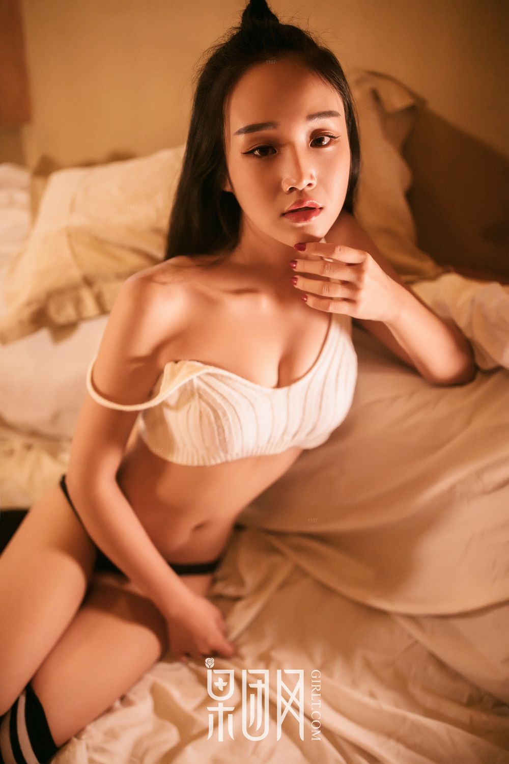 痴情少女衣衫不整 姿容曼妙惹人怜爱