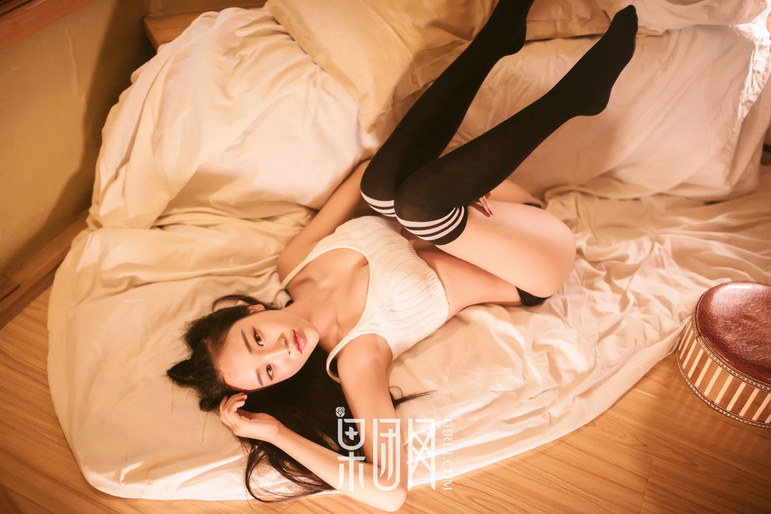 痴情少女衣衫不整 姿容曼妙惹人怜爱
