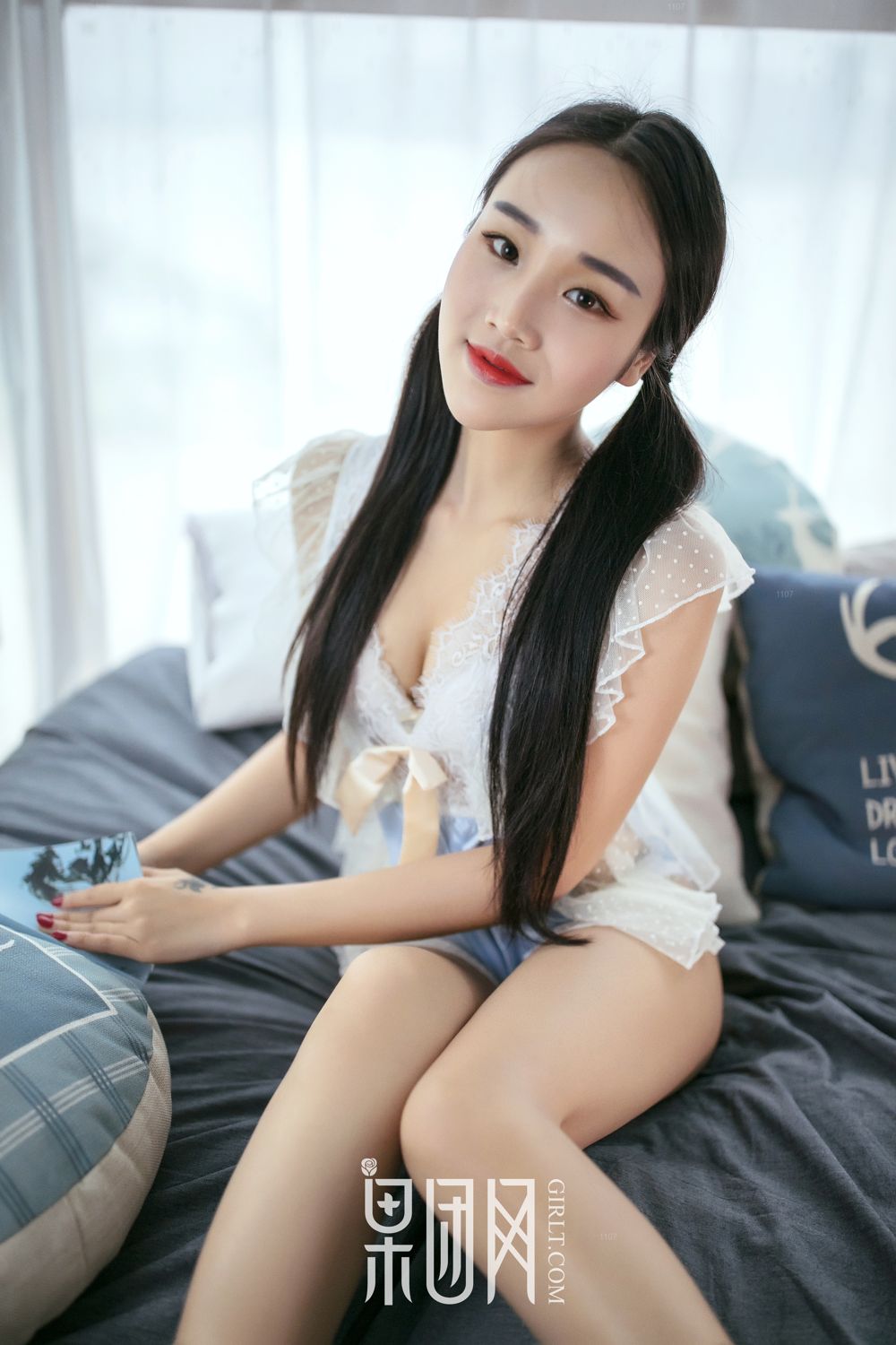 痴情少女衣衫不整 姿容曼妙惹人怜爱