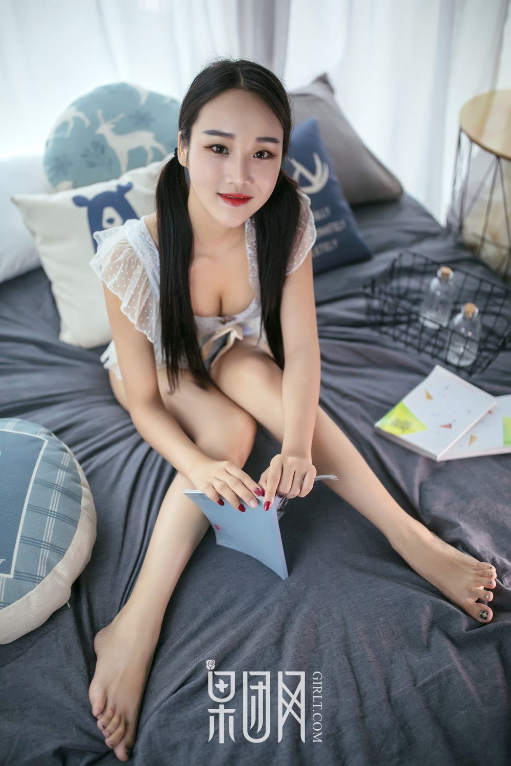 痴情少女衣衫不整 姿容曼妙惹人怜爱