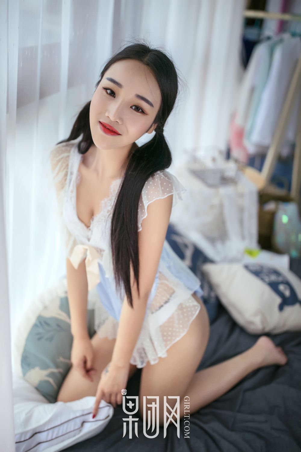 痴情少女衣衫不整 姿容曼妙惹人怜爱